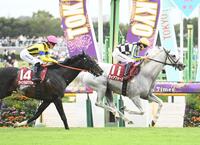 　富士Ｓを制したガイアフォース（右）＝撮影・園田高夫
