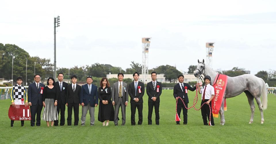 　富士Ｓを制したガイアフォースと横山武（左端）と関係者ら（撮影・園田高夫）
