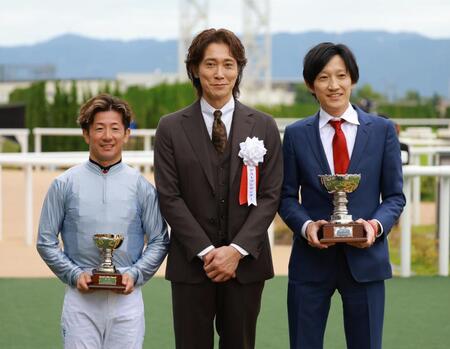 　京都１０Ｒでプレゼンターを務めた佐々木蔵之介（中央）＝撮影・石湯恒介