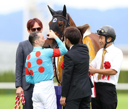 　秋華賞を制したエンブロイダリーにキスをするルメール（手前左）＝撮影・中田匡峻