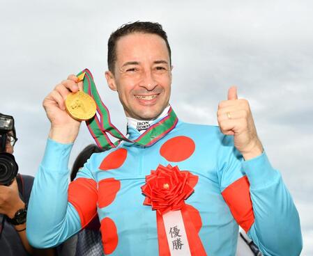 　秋華賞を制し、メダルを手に笑顔を見せるルメール（撮影・中田匡峻）
