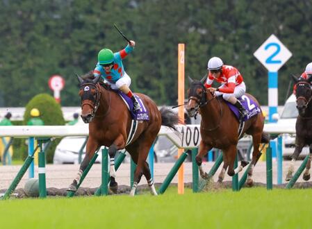 　ルメールの叱咤に応え、前を捉えるエンブロイダリー（左）（撮影・石湯恒介）