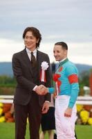 　プレゼンターを務めた佐々木蔵之介（左）とルメール（撮影・石湯恒介）