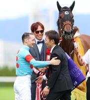 　エンブロイダリーで秋華賞を制し、森一師（右）と抱擁を交わすルメール（撮影・中田匡峻）