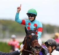 　エンブロイダリーで秋華賞を制し、指で１のポーズを見せるクリストフ・ルメール（撮影・中田匡峻）