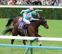 　１１Ｒ、秋華賞を制したエンブロイダリー。奥は３着のパラディレーヌ（撮影・中田匡峻）