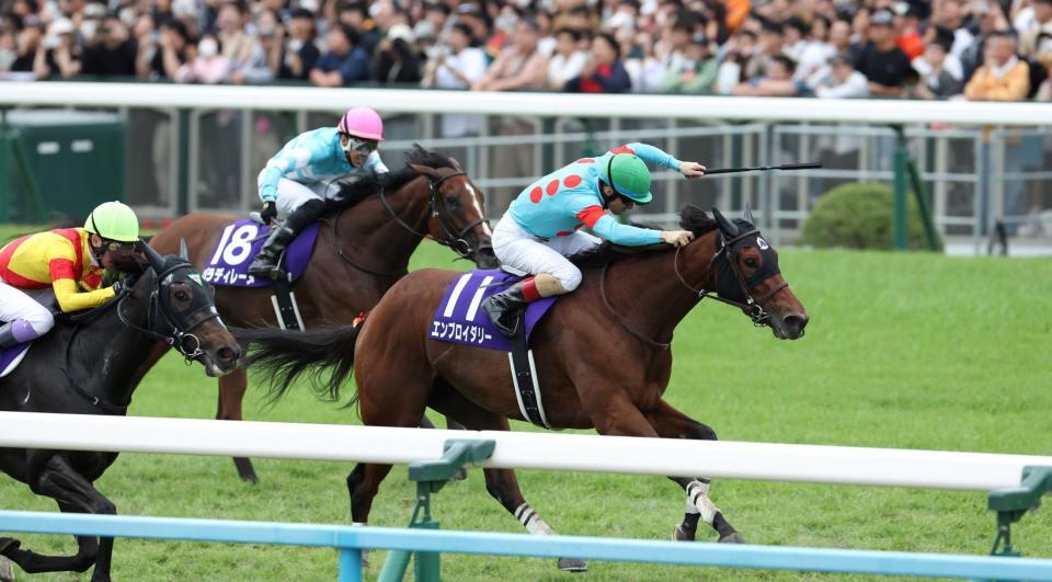 　秋華賞を制したエンブロイダリー。手前左は２着のエリカエクスプレス、奥はパラディレーヌ（撮影・中田匡峻）