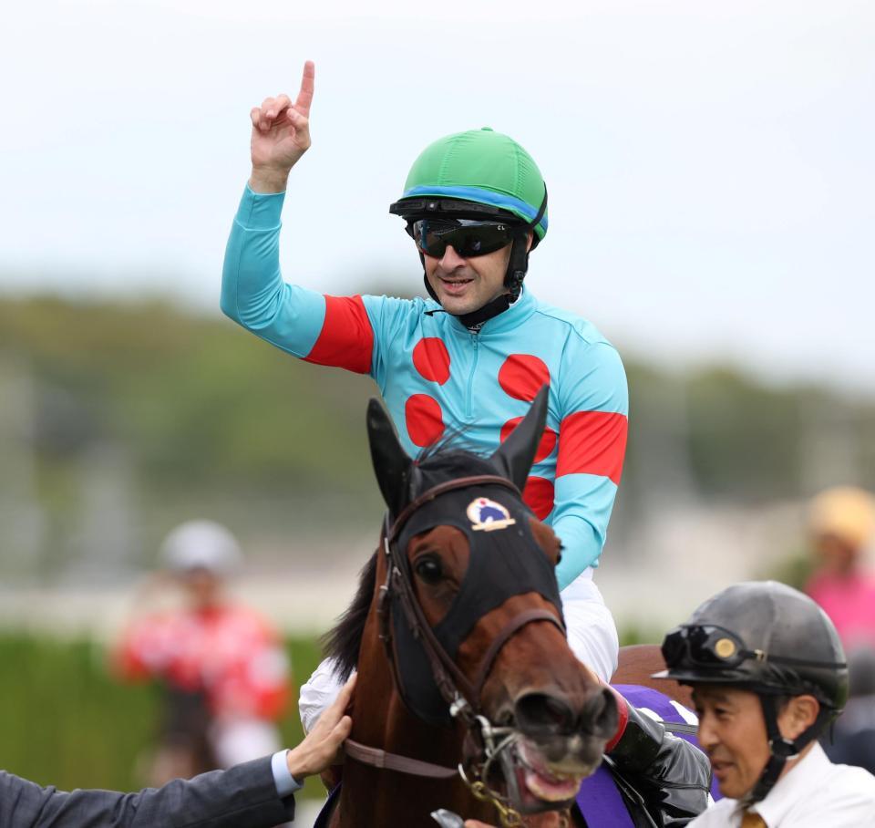 　エンブロイダリーで秋華賞を制し、指で１のポーズを見せるクリストフ・ルメール（撮影・中田匡峻）
