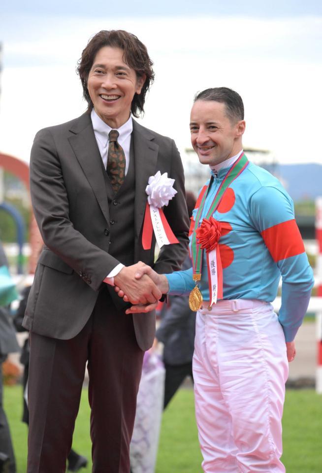 　佐々木蔵之介に祝福されるルメール（撮影・金居みつよし）