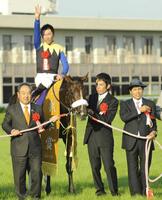 　アパパネで牝馬３冠を達成した金子オーナー（左端）と国枝師（右端）＝２０１０年１０月