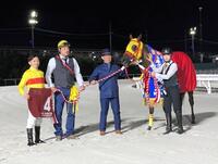 　兵庫クイーンカップを制覇したコパノエミリアと関係者（撮影・中山伸治）