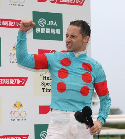　１１Ｒ、エネルジコで菊花賞３連覇を成し遂げたクリストフ・ルメールはガッツポーズを見せる（撮影・中田匡峻）