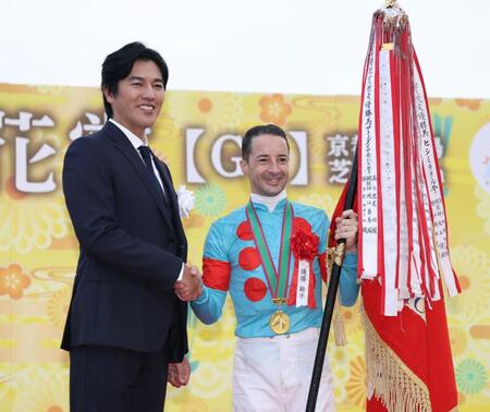 　１１Ｒ、菊花賞を制したクリストフ・ルメール（右）と要潤（撮影・中田匡峻）