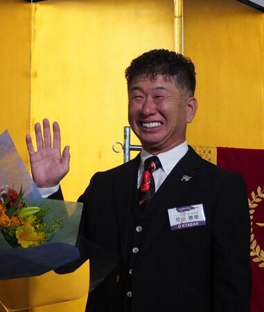 　ディクテオン祝勝会で笑顔を見せる荒山勝徳調教師