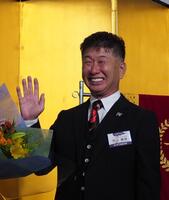 　ディクテオン祝勝会で笑顔を見せる荒山勝徳調教師