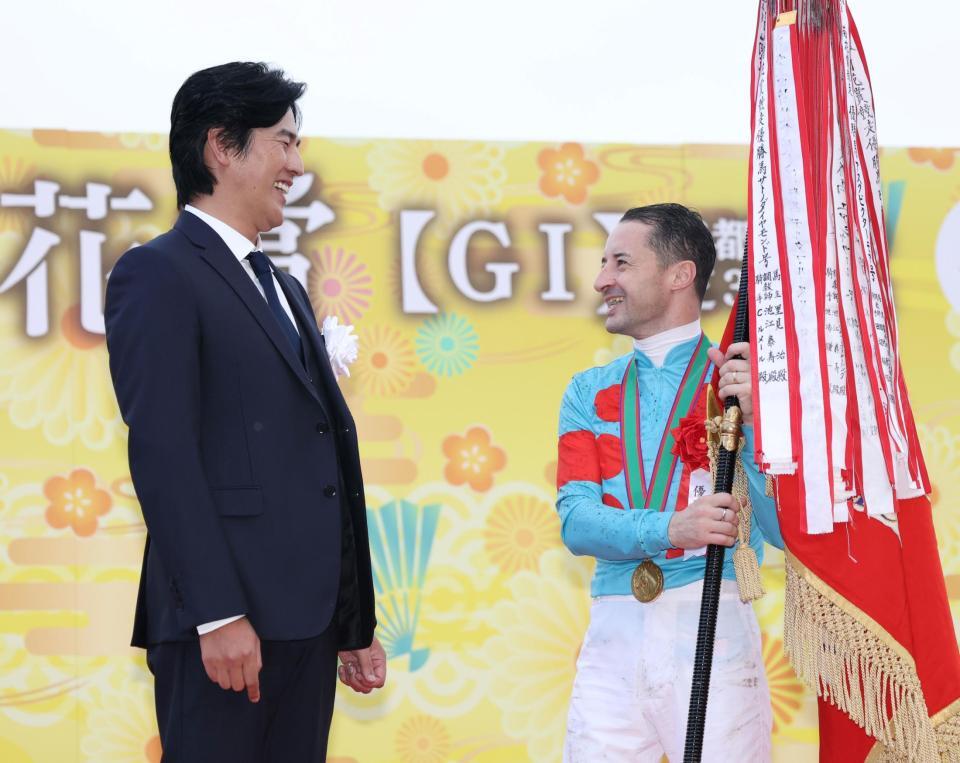 　１１Ｒ、菊花賞を制したクリストフ・ルメール（右）と笑顔で言葉を交わす要潤（撮影・中田匡峻）