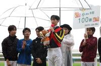 　ＪＲＡ年間１００勝を達成し、インタビューを受ける坂井瑠星（撮影・中田匡峻）