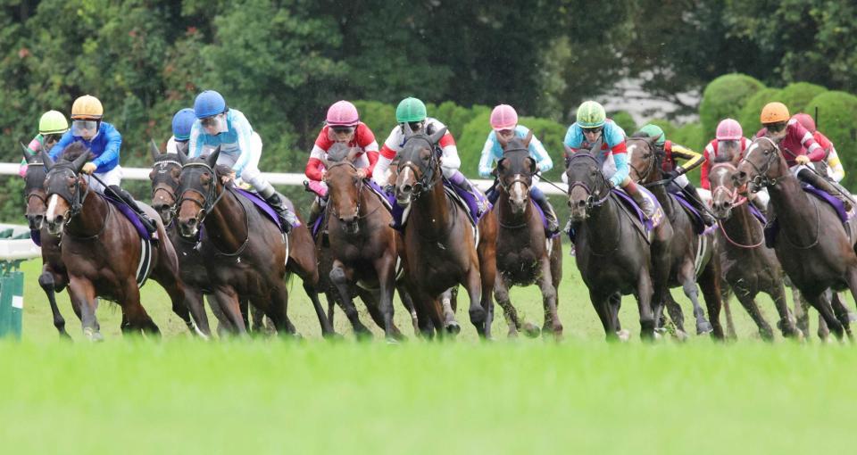 　４コーナーで好位置につけるエネルジコとルメール（右から４頭目）＝撮影・坂部計介