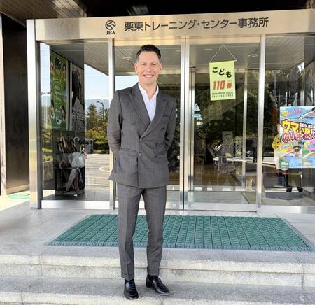 　栗東トレセンで取材に応じるＣ・デムーロ