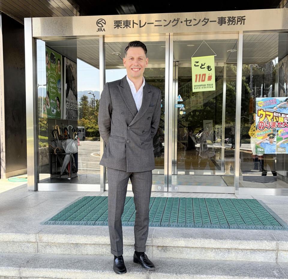 　栗東トレセンで取材に応じるＣ・デムーロ