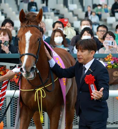 　フェスティバルヒルを労う四位洋文師（撮影・石湯恒介）