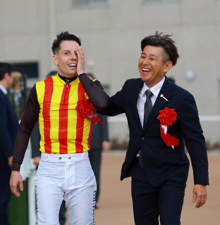 　クリスチャン・デムーロ（左）と四位洋文師（撮影・石湯恒介）