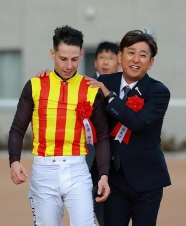 　クリスチャン・デムーロ（左）を労う四位洋文師（撮影・石湯恒介）