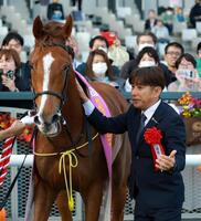 　フェスティバルヒルを労う四位洋文師（撮影・石湯恒介）