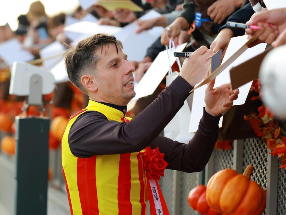 　サインに応じるクリスチャン・デムーロ（撮影・石湯恒介）