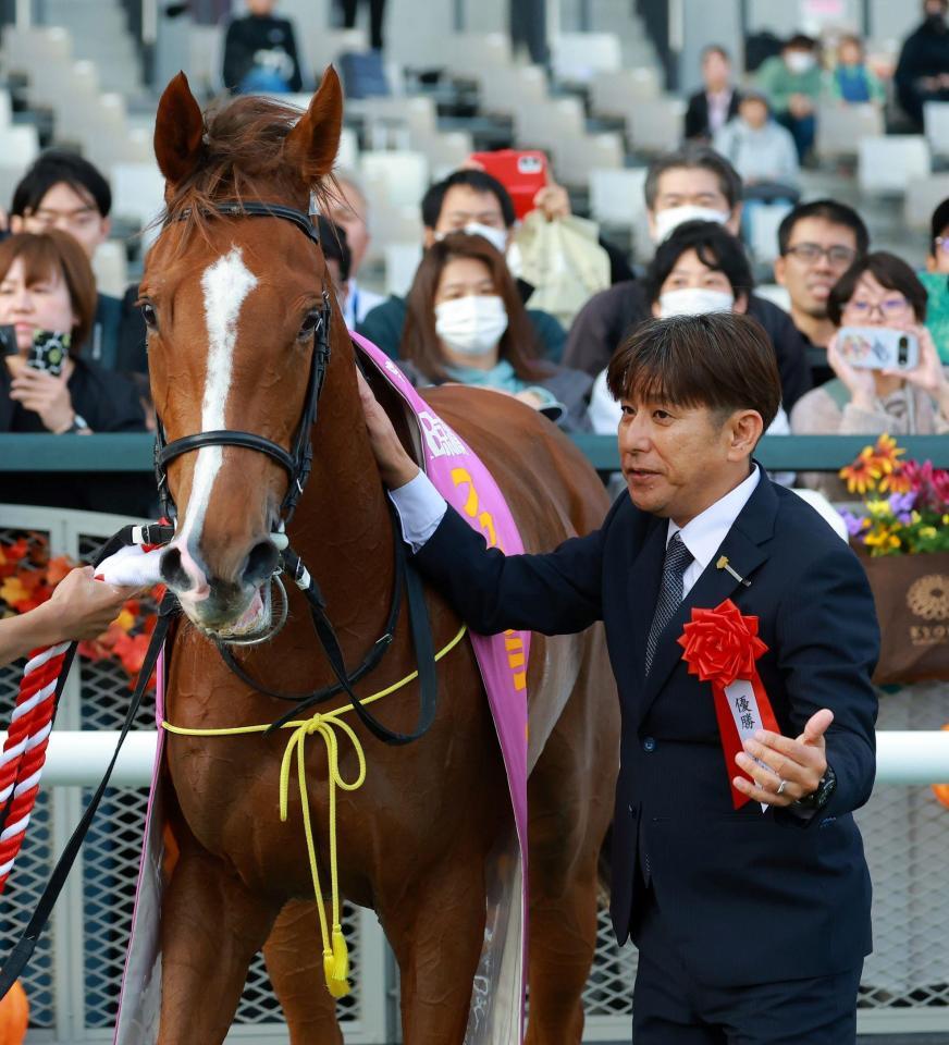 　フェスティバルヒルを労う四位洋文師（撮影・石湯恒介）