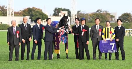 　１１Ｒ天皇賞を制したマスカレードボールとＣ・ルメール（撮影・持木克友）