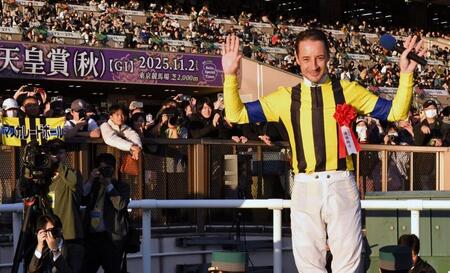 　１１Ｒ天皇賞を制し笑顔で手をあげるＣ・ルメール（撮影・持木克友）