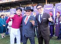 　快挙を喜ぶ（左から）坂井、矢作師、藤田晋オーナー（撮影・平松さとし）