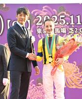 　天皇賞を制しプレゼンターの反町隆史（左）と笑顔で握手を交わすＣ・ルメール（撮影・持木克友）