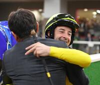 　天皇賞を制し手塚師（左）と抱き合って喜ぶＣ・ルメール（撮影・持木克友）