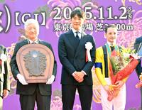 　天皇賞の盾を手に写真に納まる（左から）吉田照哉氏、プレゼンターの反町隆史、Ｃ・ルメール（撮影・持木克友）