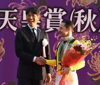 　クリストフ・ルメール騎手（右）と笑顔で握手をする反町隆史（撮影・園田高夫）