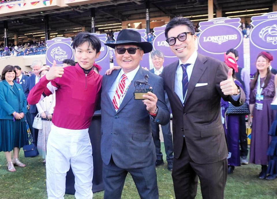 　快挙を喜ぶ（左から）坂井、矢作師、藤田晋オーナー（撮影・平松さとし）