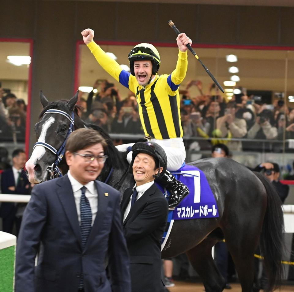 　マスカレードボールで制し笑顔で手をあげるルメール（撮影・持木克友）