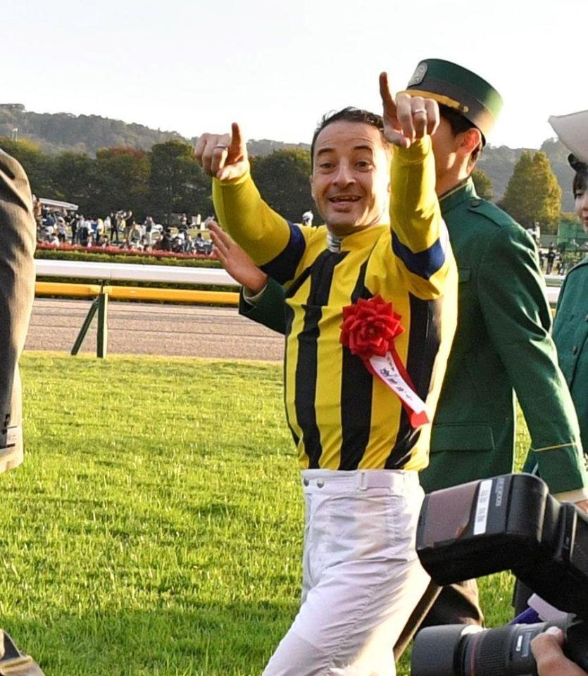 　スタンドの声援に応えるＣ・ルメール（撮影・持木克友）