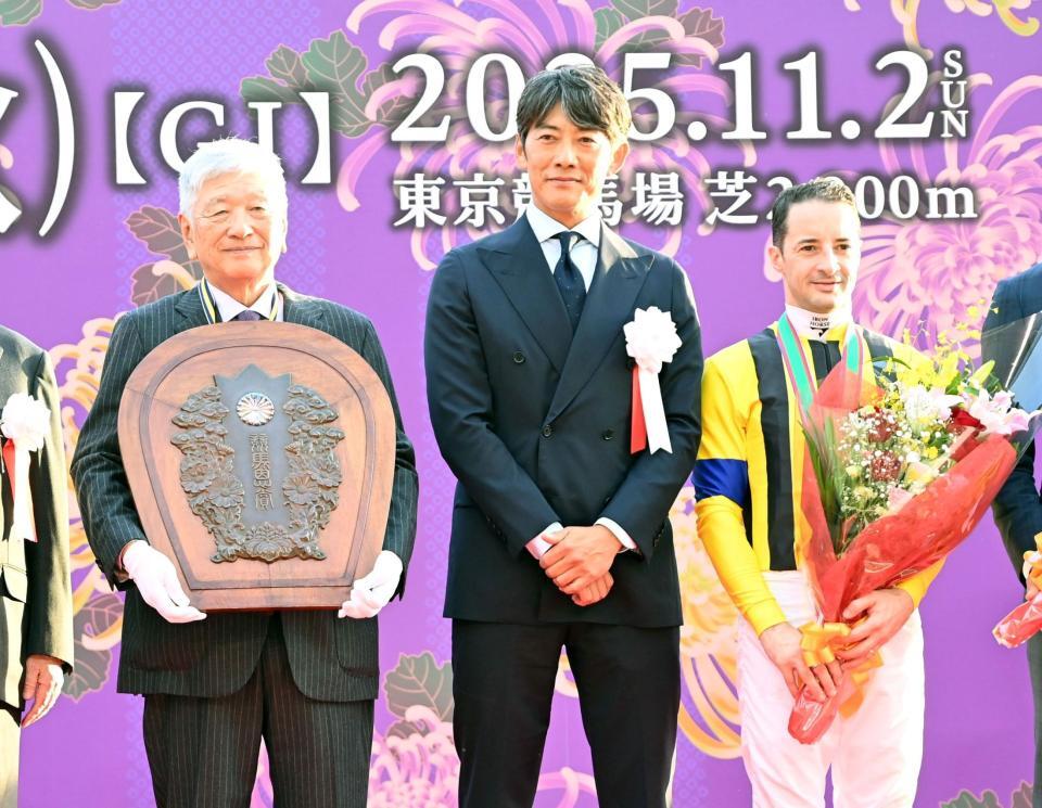 　天皇賞の盾を手に写真に納まる（左から）吉田照哉氏、プレゼンターの反町隆史、Ｃ・ルメール（撮影・持木克友）