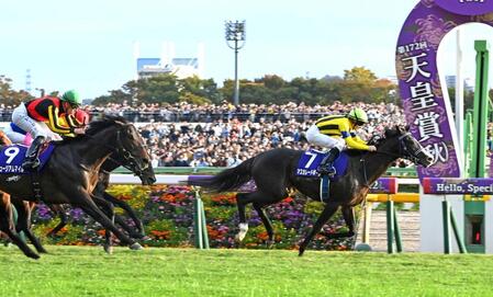 　直線で鋭く抜け出したマスカレードボール（撮影・持木克友）