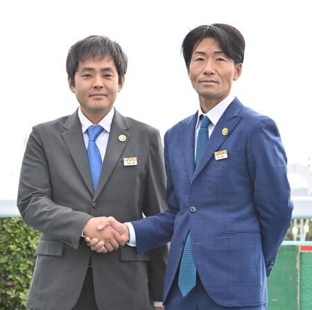 　紹介式でガッチリ握手を交わす（左から）石崎駿と森泰斗（撮影・持木克友）