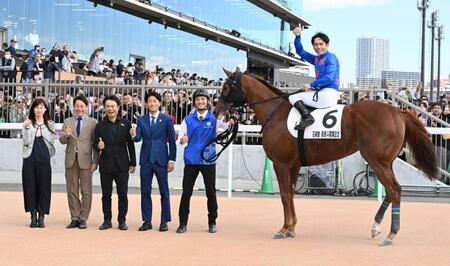 　３Ｒ石崎駿・森泰斗開業記念を勝ったセイウンユズカよ戸崎と森泰斗師（撮影・持木克友）