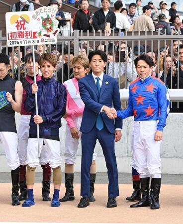 　初出走、初勝利を挙げ握手を交わす森泰斗師（左）と戸崎（撮影・持木克友）