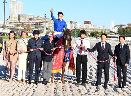 　ＪＢＣレディスクラシックを制したアンモシエラと横山武（撮影・持木克友