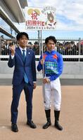 　初出走、初勝利を挙げた森泰斗師（左）と戸崎（撮影・持木克友）