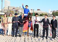 　ＪＢＣレディスクラシックを制したアンモシエラと横山武（撮影・持木克友