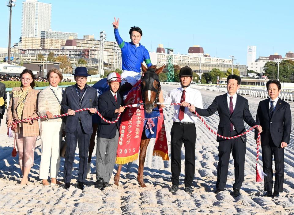 　ＪＢＣレディスクラシックを制したアンモシエラと横山武（撮影・持木克友