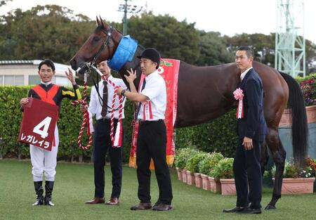 　オールカマーを勝利したレガレイラと戸崎（左端）。右端は木村師＝９月２１日